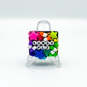Regenbogen &#39;Xanax Plz&#39; Pill Organizer: Lustige sarkastische verblendete Pillendose