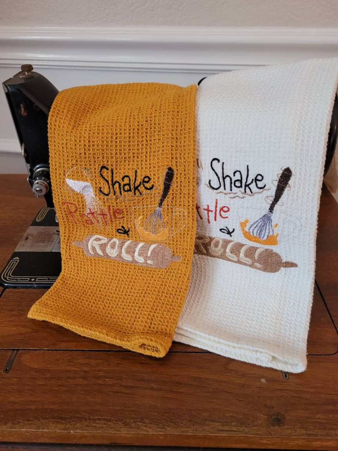 Shake, Rattle, & Roll Torchon de cuisine brodé Fouet, pâte, rouleau à