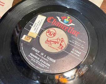Disco de vinilo vintage de 45 "Swingin' On a Rainbow" de Frankie Avalon