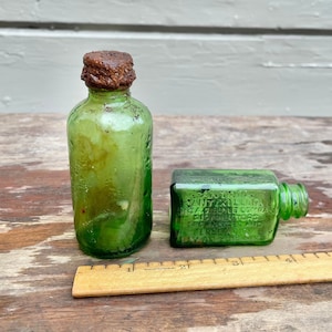 Antike smaragdgrüne Ameisenvernichter-Gift und Medizin-Recyclingflaschen