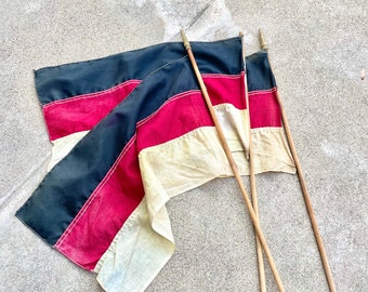 drapeaux nationaux vintage à rayures horizontales bleues, rouges et blanches