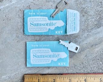 Maleta Samsonite vintage con llaves y sobres