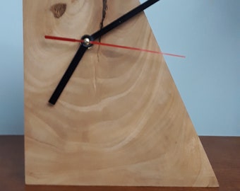 Horloge africaine en bois de tulipe fabriquée à la main : décoration de bureau ou de cheminée moderniste