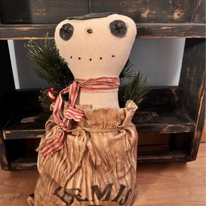 Muñeca vintage de pájaro primitivo de 47 cm con sombrero y una longitud total de 50 cm. Saco con estampado Bemis A extra grueso y sin costuras. Firmada por Justina Peper.