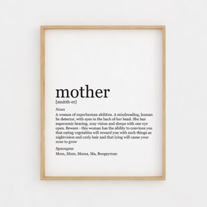 Puede incluir: Una impresi&oacute;n de arte de pared imprimible en blanco y negro con la palabra "madre" definida como una mujer con habilidades sobrehumanas. La definici&oacute;n incluye sin&oacute;nimos de la palabra "madre" como Mam&aacute;, Mam&aacute;, Mam&aacute;, Ma y Boogeyman.