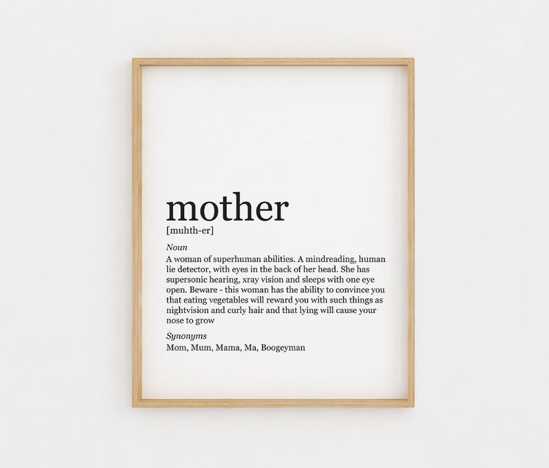 Puede incluir: Una impresi&oacute;n de arte de pared imprimible en blanco y negro con la palabra "madre" definida como una mujer con habilidades sobrehumanas. La definici&oacute;n incluye sin&oacute;nimos de la palabra "madre" como Mam&aacute;, Mam&aacute;, Mam&aacute;, Ma y Boogeyman.