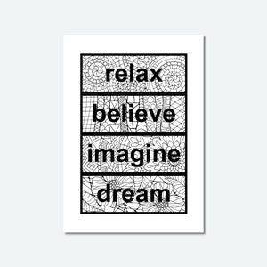 Pu&ograve; includere: Stampa d'arte stampabile in bianco e nero con le parole "relax", "believe", "imagine" e "dream" in un carattere decorativo. Ogni parola &egrave; circondata da un motivo dettagliato e intricato.
