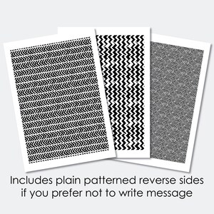 Pu&ograve; includere: Tre fogli di carta con motivi in bianco e nero. I fogli hanno diversi motivi geometrici. Il primo foglio ha un motivo a chevron, il secondo foglio ha un motivo a zig-zag e il terzo foglio ha un motivo a rombi. Include lati rovesci con motivi semplici se preferisci non scrivere un messaggio.