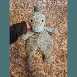 Kleine dino Lovey, dino, haakpatroon, direct downloaden, lekker liggen, deken, pluche, schattig, knuffelig, haken, amigurumi, knuffeldoekje, dekbed