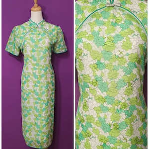 Abito Cheongsam floreale verde e bianco vintage anni &#39;80 Qipao Manica a sbuffo Argento Nodo a rana Lunghezza a metà polpaccio Taglia medio-grande Made in Taiwan
