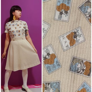 Vintage 1960er Jahre „Hanafuda“, japanisches traditionelles Blumenkartenspiel, Neuheitsdruck, beiges Kleid, gerippter Strick, Mod-Stil, mittlere Größe, hergestellt in Japan