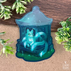 Sticker de renard dans une lanterne japonaise  - autocollant holographique en vynile d'un kitsune