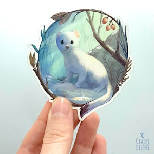 Op de afbeelding: Een wit, bont wezel met zwarte ogen zit op een besneeuwde bosbodem. Het wezel is omringd door takken en bladeren. De achtergrond is een zachte, groen-blauwe aquarelwas.