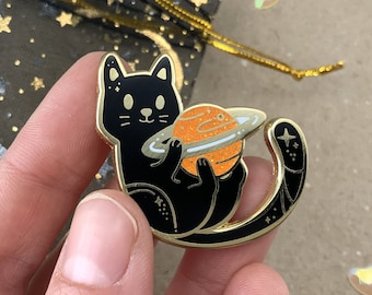 Pins de chat des étoiles, avec son jouet planète || badge émaillé doré d'animal