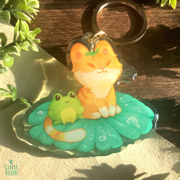 Porte clés  réprésentant un petit chat et son ami grenouille sur un nénuphars || charm transparent acrylique