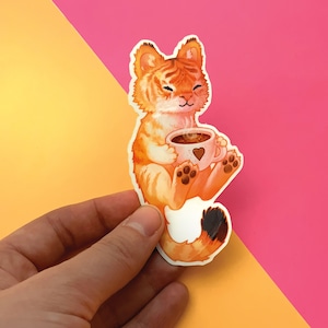 Sticker vinyle de tigre mignon qui boit un café
