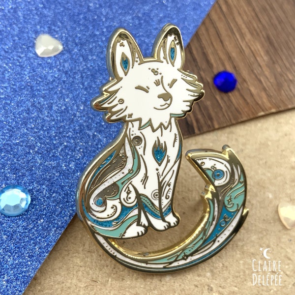 Pins de Renard blanc et bleu || badge émaillé doré d'animal avec détails arrabesques