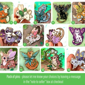 Pode incluir: Uma cole&ccedil;&atilde;o de pins de esmalte com v&aacute;rias criaturas fant&aacute;sticas aladas, incluindo uma raposa, um coelho, um gato e um veado. Cada pin tem cores vibrantes e detalhes intrincados, em um fundo verde.