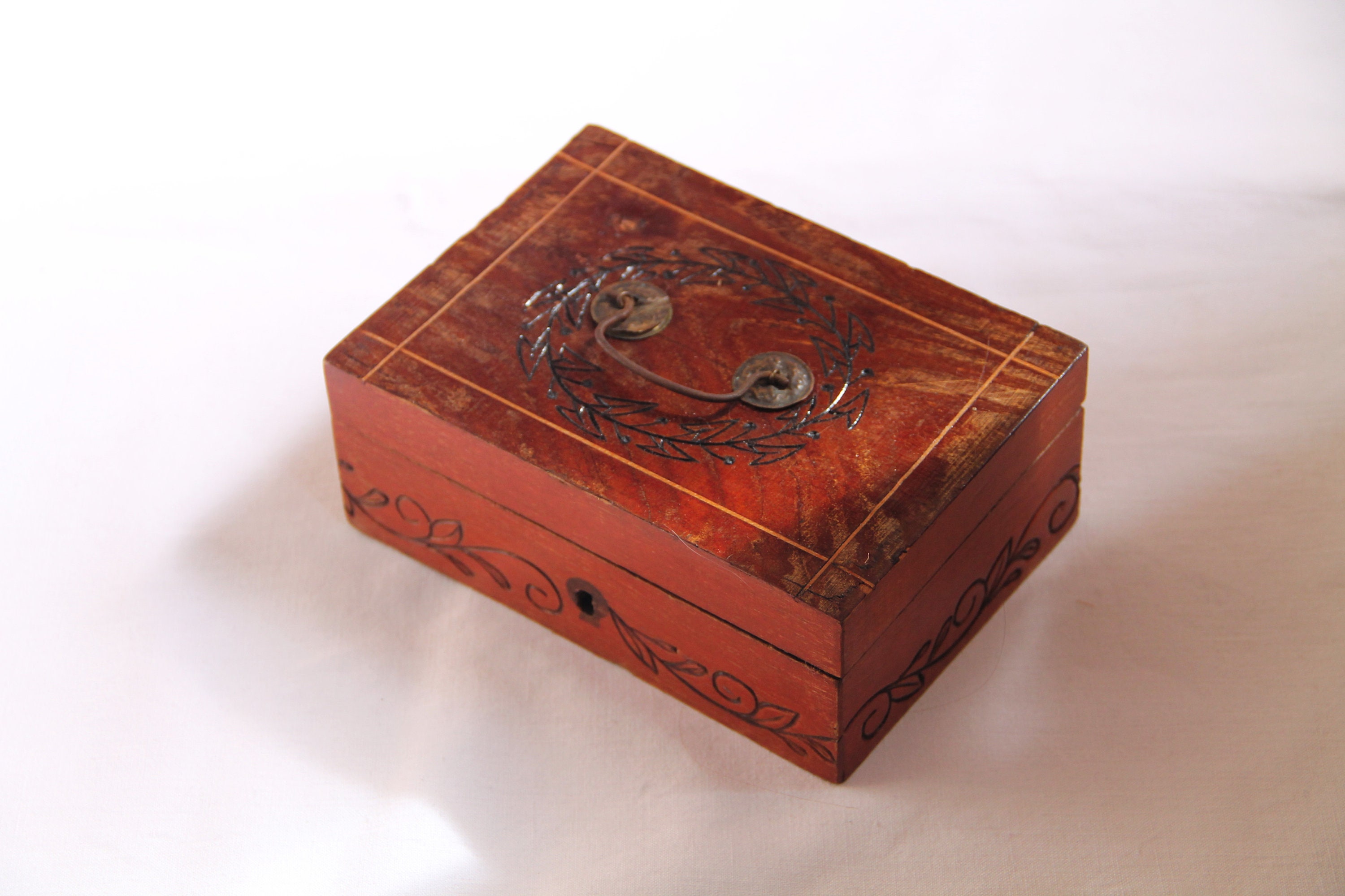 Boite Vintage en Bois Gravée de Motifs Naturels Dan Un Style Victorien