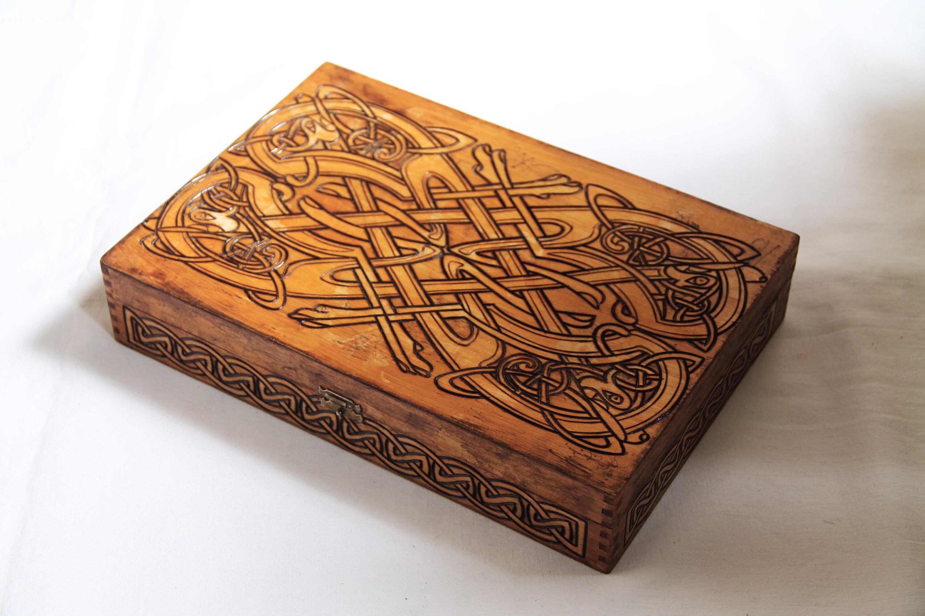 Coffret en Bois Vintage Gravée de Motifs Celtiques