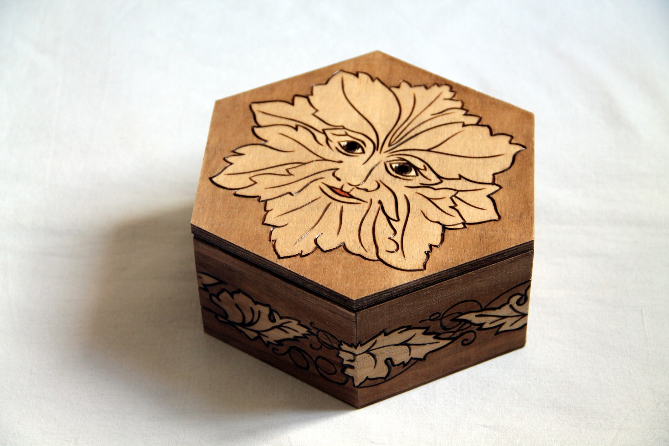 Boite Hexagonale en Bois Gravé d'un Homme Vert et d'une Frise Végétale