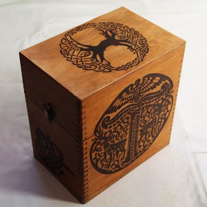 Coffret vintage en bois gravé de motifs traditionnels vikings