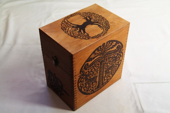 Coffret vintage en bois gravé de motifs traditionnels vikings, yggdrasil et irminsul