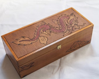 Boite en bois vintage gravé d'un dragon traditionnel chinois