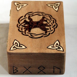 Boite en bois gravé viking, motif Yggdrasil, runes et entrelacs image 6