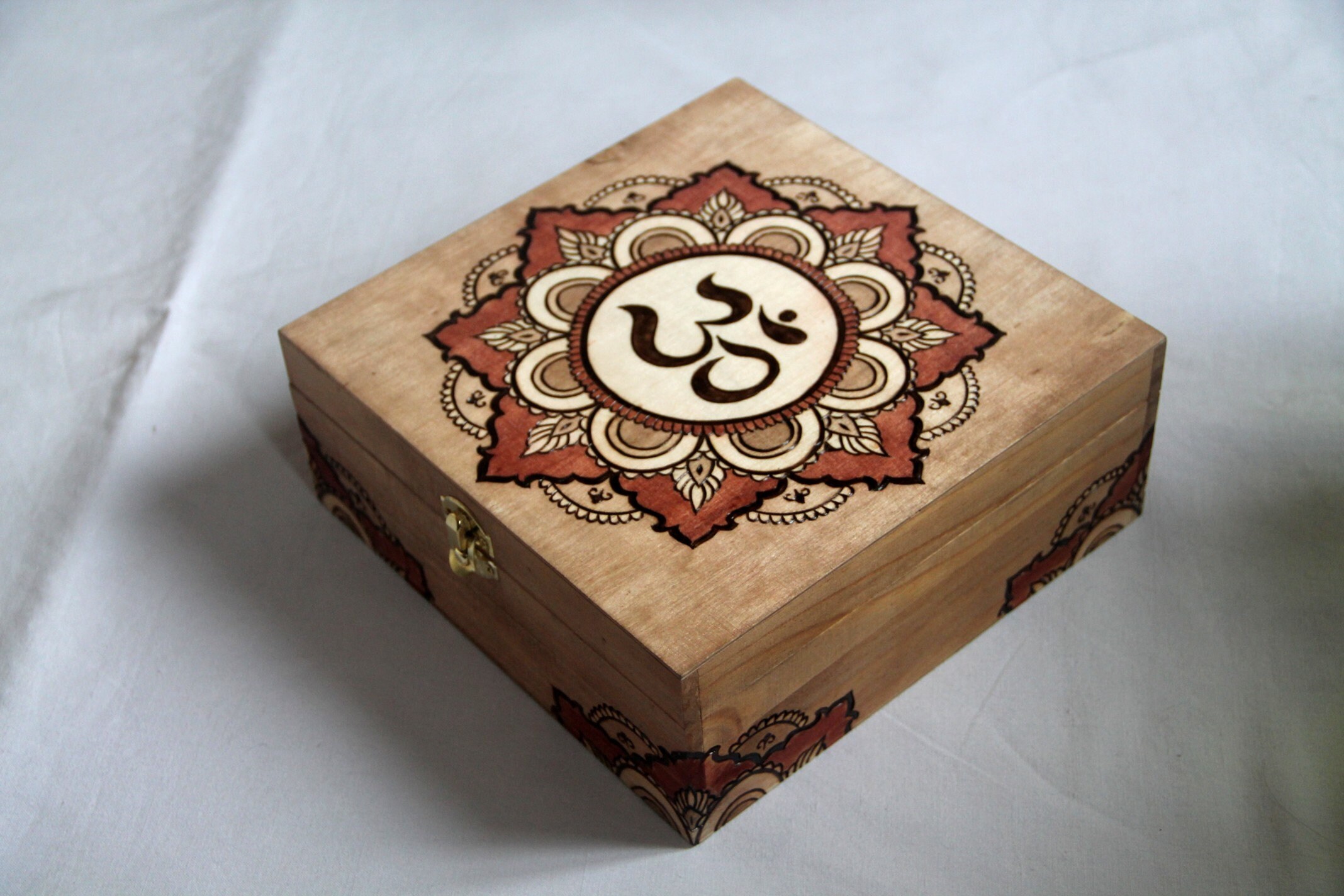 Coffret à Compartiments en Bois Gravé d'un Mandala