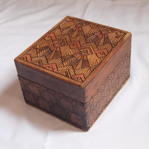 Vintage houten doos gegraveerd met Art Deco-motieven, antieke doos met geometrisch patroon