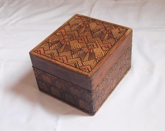 Boite vintage en bois gravé de motifs art déco, coffret ancien motif géométrique