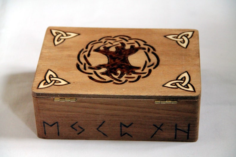 Boite en bois gravé viking, motif Yggdrasil, runes et entrelacs image 5