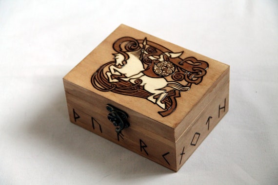 Coffret Valkyrie en bois gravé de otifs vikings
