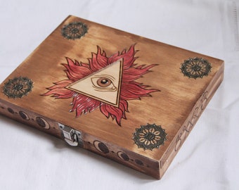 Coffret vintage en bois gravé d'un décor sur le thème de l'occulte