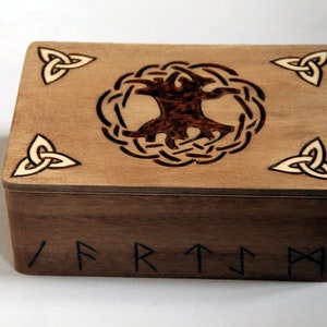 Boite en bois gravé viking, motif Yggdrasil, runes et entrelacs image 3