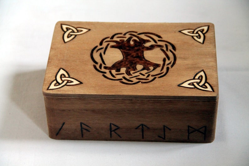 Boite en bois gravé viking, motif Yggdrasil, runes et entrelacs image 3