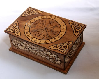 Holzkiste mit eingravierten Wikingermotiven: Vegvisir und Runen, Flechtwerk und Drachen