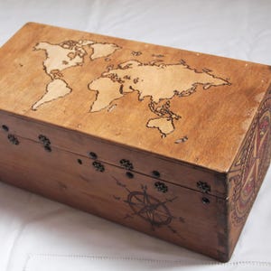 Coffret vintage en bois gravé mappemonde