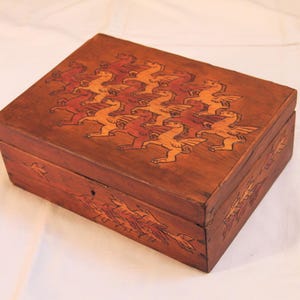 Vintagegraverad trälåda med Escher-motiv, pegaser och fåglar, antik låda