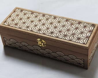 Coffret en bois gravé, décoré de motifs géométriques d'inspiration japonaise, avec compartiments intérieurs