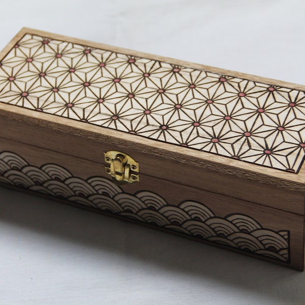 Coffret en bois gravé, décoré de motifs géométriques d'inspiration japonaise, avec compartiments intérieurs