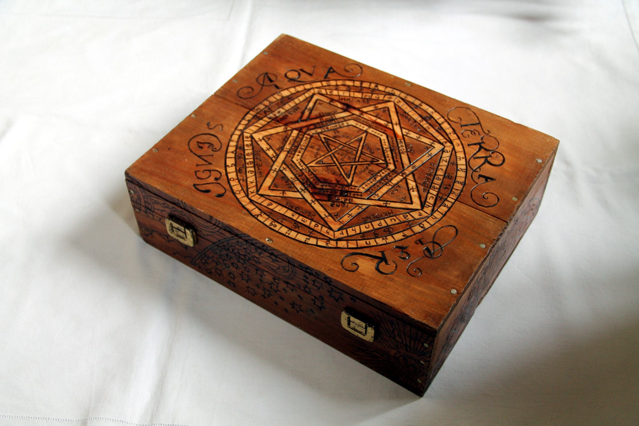 Mallette Vintage en Bois Gravé de Motifs Magiques et Occulte