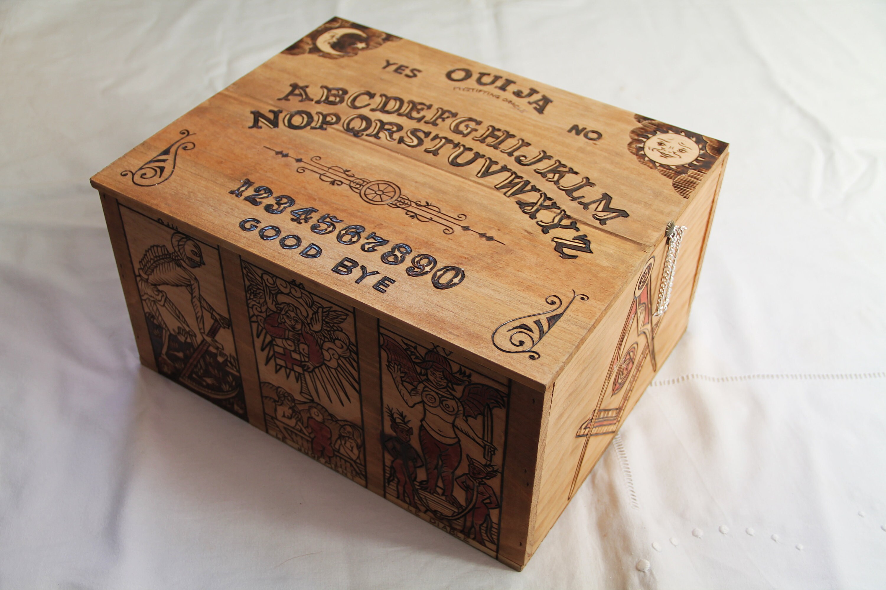 Coffret en Bois Gravé sur Le Thème de L'occulte, et La Spiritualité