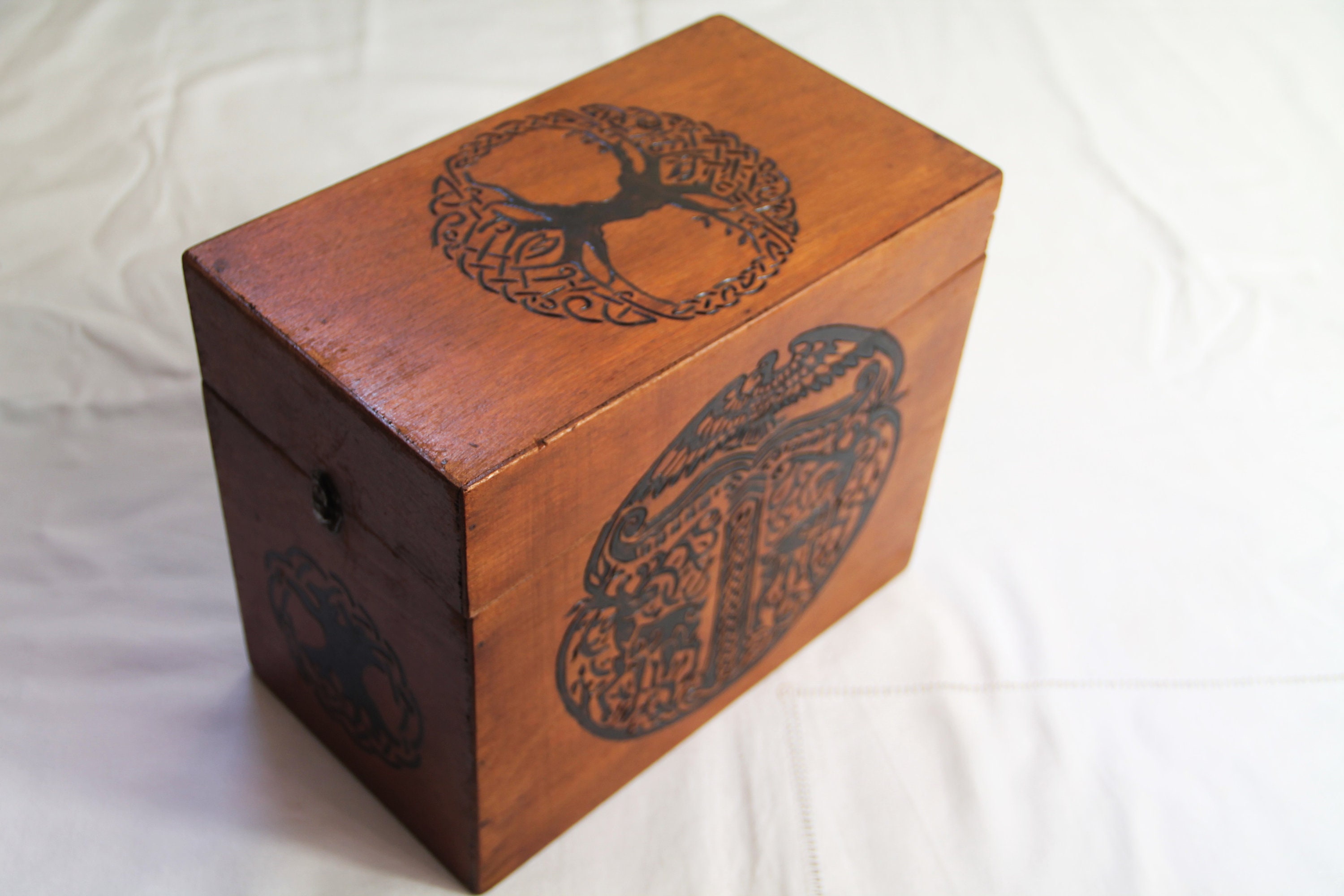 Coffret Vintage en Bois Gravé de Motifs Traditionnels Vikings