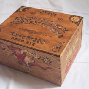 Caja de madera grabada sobre el tema del ocultismo y la espiritualidad.