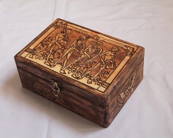 Holzkiste mit graviertem Memento Mori, das den Tod darstellt