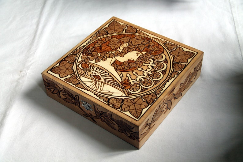 Boite Art Nouveau Mucha coffret en bois gravé boite à thé image 0