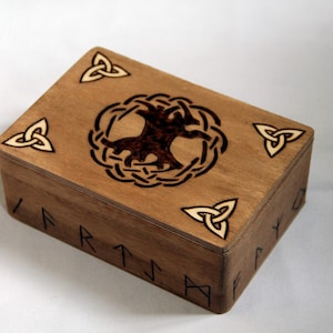 Boite en bois gravé viking, motif Yggdrasil, runes et entrelacs image 1