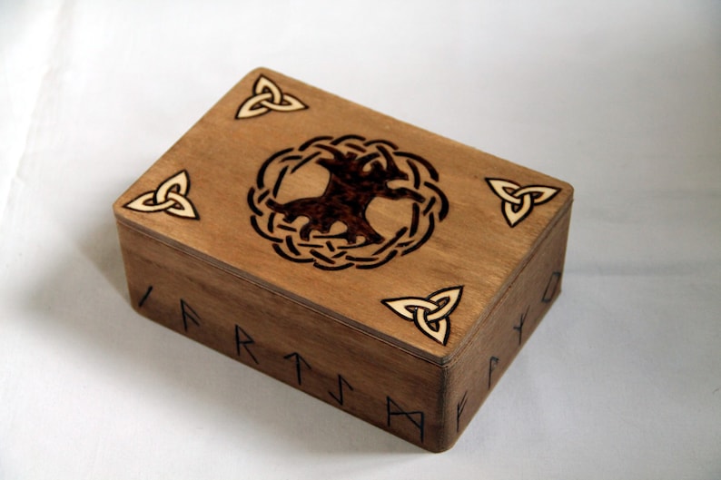 Boite en bois gravé viking, motif Yggdrasil, runes et entrelacs image 1